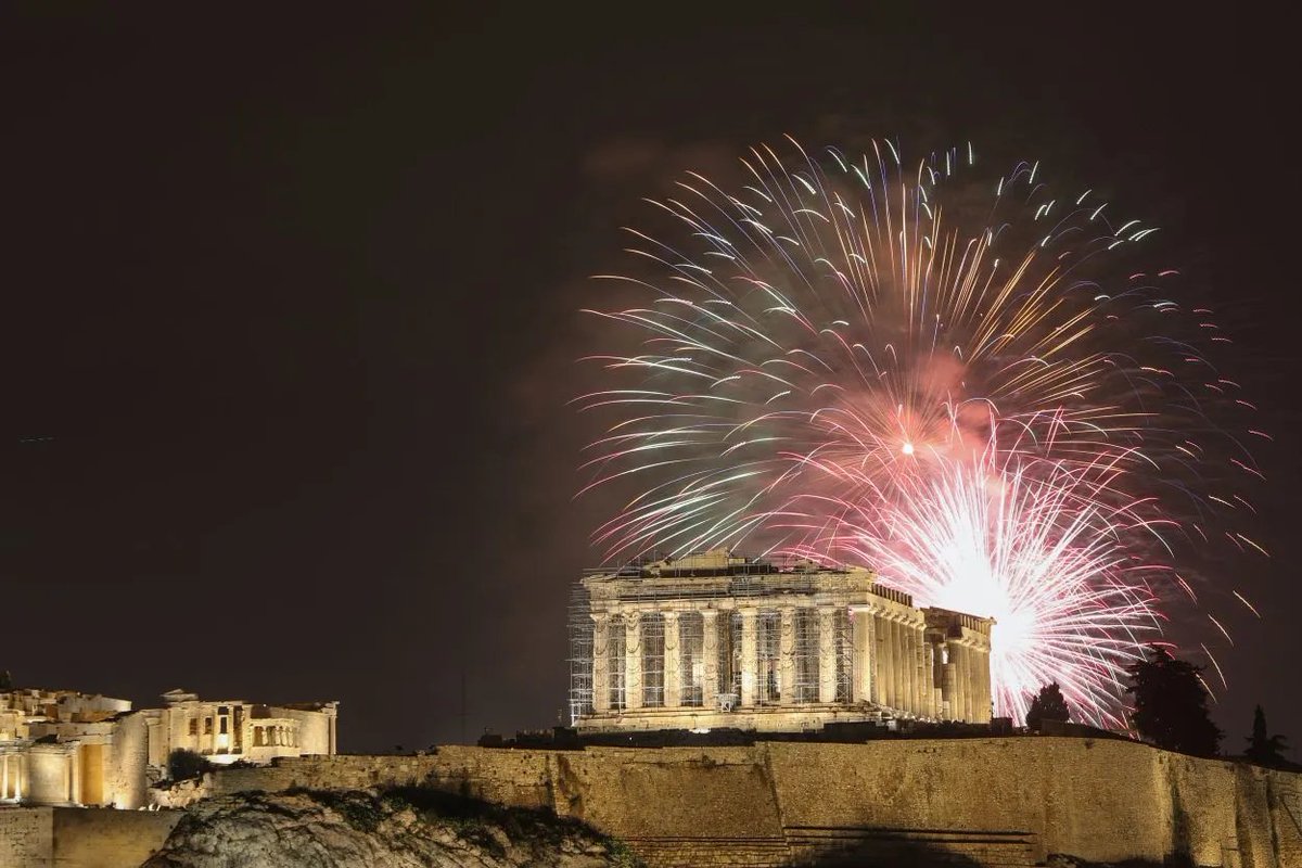 Η Ελλάδα υποδέχθηκε με αισιοδοξία και χαρά το νέο έτος: Εντυπωσιακά πυροτεχνήματα φώτισαν τον ουρανό, έκαναν τη νύχτα μέρα στην Αθήνα και σε άλλες ελληνικές πόλεις @mignatiou hellasjournal.com/2024/01/i-ella…