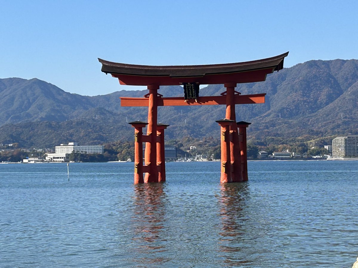 Guardian_2017's tweet photo. Last year, I came to Miyajima to do a sightseeing and asking a foreign tourists.

I was so nervous, but even if you can't speak English well, try to speak in it, We can communicate in English.👍 https://t.co/J2v9vyXLgE
