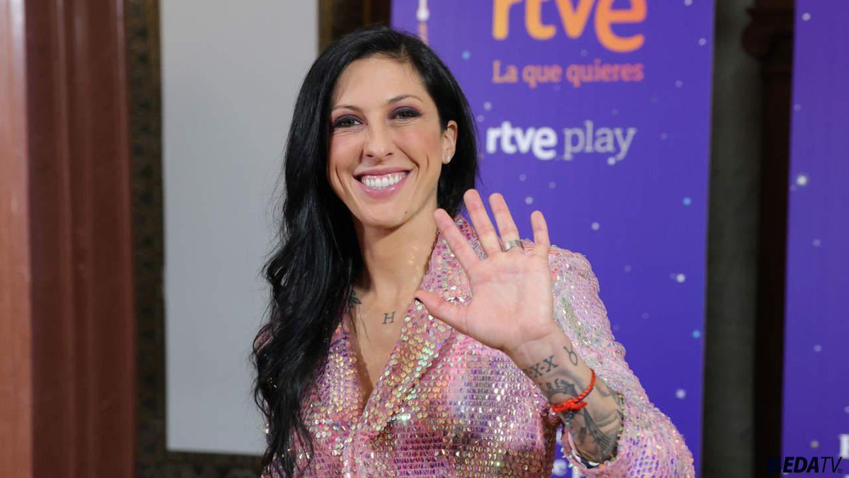 dptr22's tweet photo. Jenni Hermoso, una mujer moderna y de mente abierta en lo que respecta al sexo, parece estar muy traumatizada por un piquito. Sin embargo, esta situación no parece impedirle cobrar de los españoles 30.000 € por 10 minutos de pantalla.

Esto sí que es traumático para un ciudadano y no una mietda de pico más o menos consentido.
