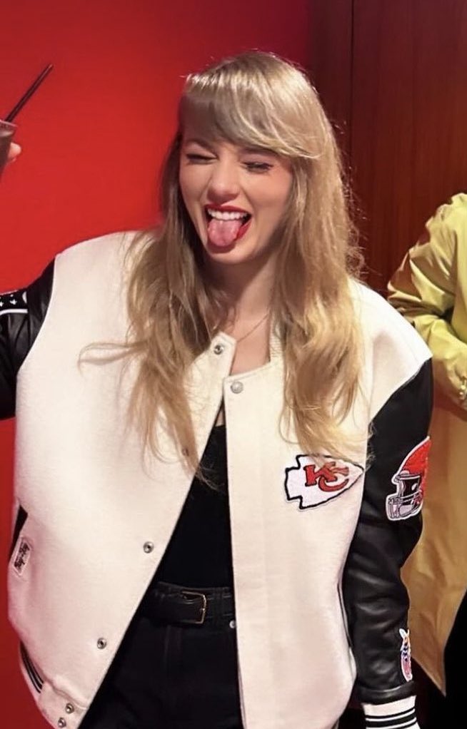 TSTheErasTourSG's tweet photo. Me entering 2024 knowing that I’ll be seeing Taylor in 2 months 😝 https://t.co/COf5s7x65A