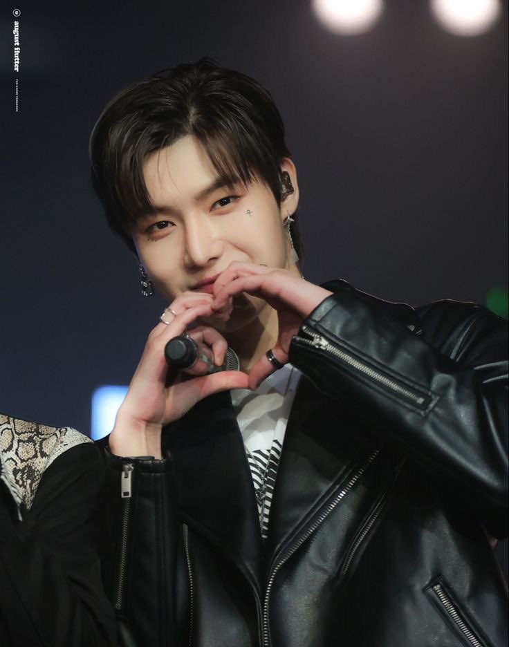 KpopMilitary's tweet photo. D-10 until Yonghoon gets discharged
🏠: 11. January 2024
🖼️: random
🎉: SINGLE DIGITS TOMORROW !!!!
#YONGHOON #JINYONGHOON #ONEWE #WEVE
Follow & turn on the 🔔 to not miss any daily countdown :) https://t.co/LAflQkeTNH