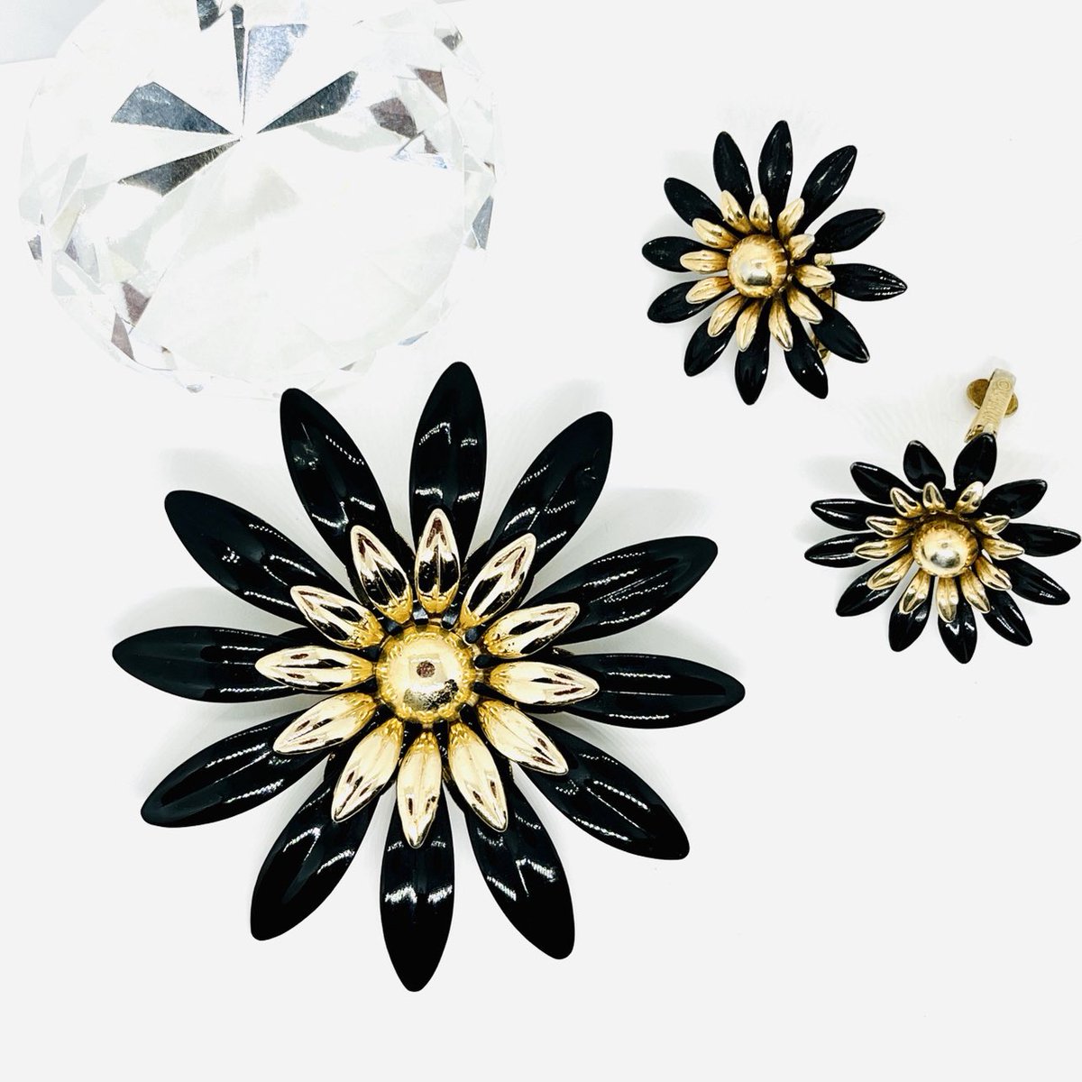 Sarah Coventry Black and Gold-plated Flower Pin/ Earring Set. Beautifully preserved with minor imperfections🖤🖤🖤Listed here bobbydazzlersjewelry.etsy.com/listing/160416… #flowerpinearringset #sarahcoventry #midcenturyvintage #bobbydazzlersjewelry #mhhsbd #craftbizparty