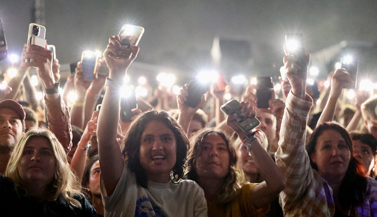 foofighters's tweet photo. THANK YOU ♥️♥️♥️ Can’t wait to sing and dance together in 2024!!!

Photos by Sean Cox https://t.co/dW8bZkssRm
