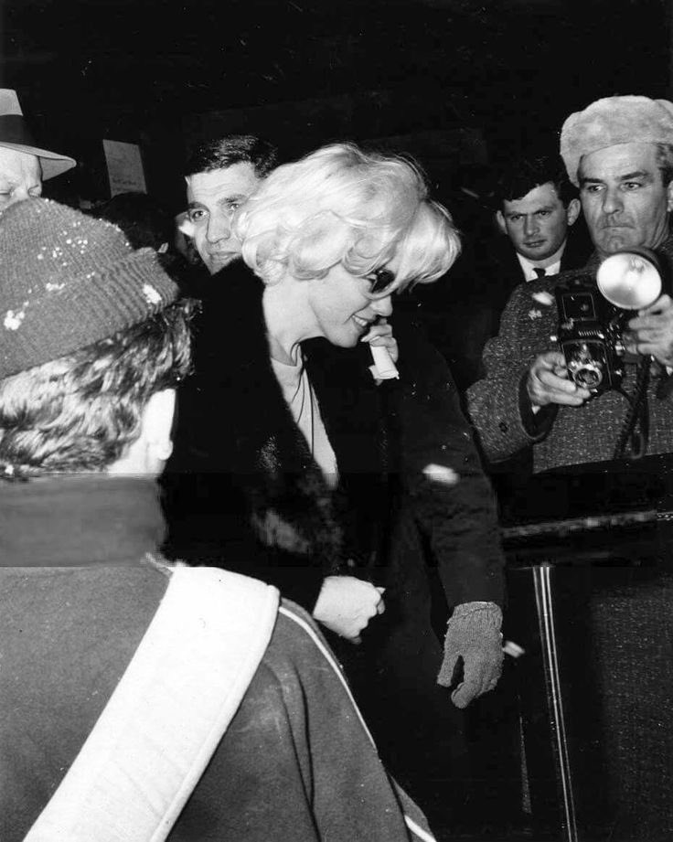 1962 
————————
Marilyn Monroe leaving the theatre de Lys in Greenwich Village after seeing the stage play Brecht on Brecht

#MarilynMonroe #Hollywood #1960s #1950s #actress