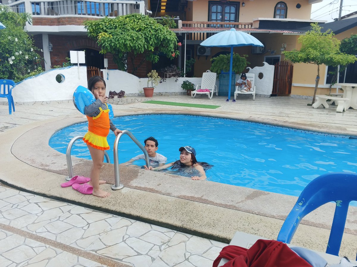 reenartista's tweet photo. Con mis hermosos y adorados retoños.  Los amo feliz año a todos... ❤️❤️❤️❤️ https://t.co/AIXooqPOgC