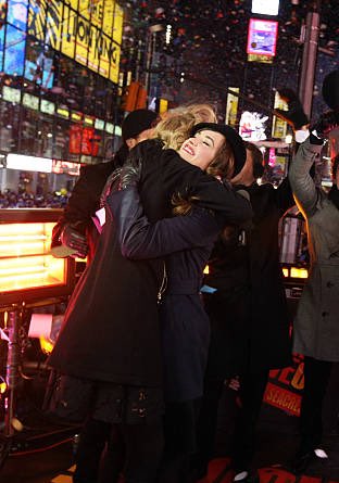 DaylorSafe's tweet photo. demi lovato and taylor swift spending the new year together 💛 https://t.co/nVO41Qmmyi