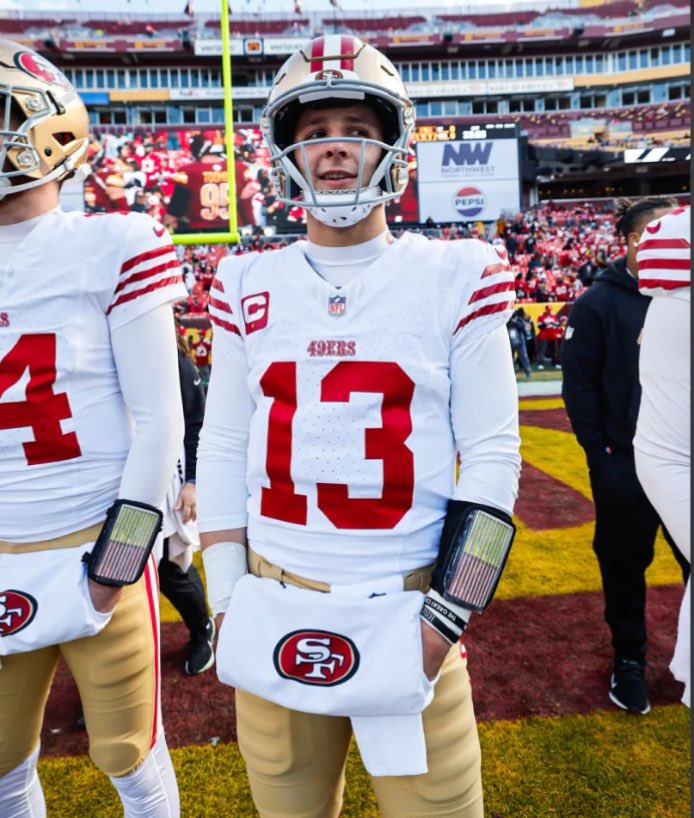 HolyRollerNFL's tweet photo. ¡¡HISTÓRICO!! Brock Purdy obtiene la mayor cantidad de yardas aéreas en una sola temporada en la historia del equipo de los 49ers. El QB1 de San Francisco está por delante de Joe Montana y Steve Young. ¡¡Nada mal para el Mr. Irrelevant!!🔥👏🏽

#FTTB | #NFL https://t.co/aepcNBFbHr