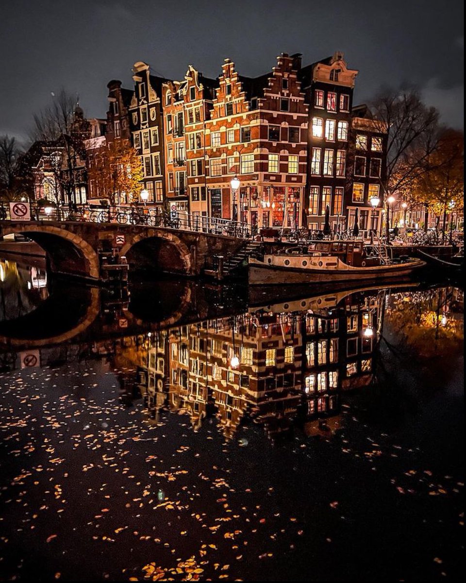 ValentyneDreams's tweet photo. The sparkling lights of Amsterdam. https://t.co/jN62G9iGv2