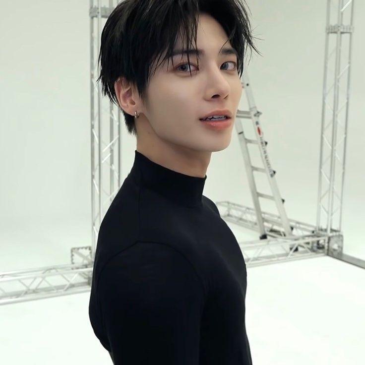 yeonjunfunkeiro's tweet photo. gente vcs acham que eu (a da esquerda) teria chances com o taehyun (o da direita)? https://t.co/SYf24uYNyJ