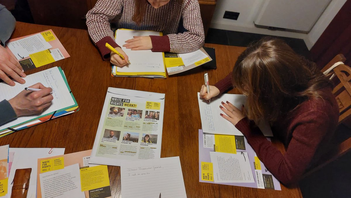 Nieuwe traditie hier: even aan anderen denken en brieven schrijven voor Amnesty. 👊🏼✍🏼 #writeforrights #W4R23 <a href="/amnestynl/">Amnesty NL</a>