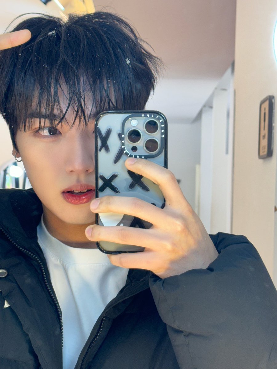 allfor24kplus's tweet photo. [Xiwoo Update]
Snow that fell on my head❄️

Sneeuw dat op mijn hoofd is gevallen❄️

#24Kplus #투포케이플러스 #RollerCoaster #롤러코스터 #시우 #XIWOO #しう https://t.co/AJ4vqTX2q7
