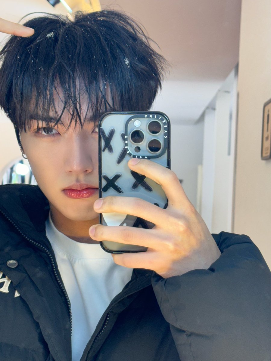 allfor24kplus's tweet photo. [Xiwoo Update]
Snow that fell on my head❄️

Sneeuw dat op mijn hoofd is gevallen❄️

#24Kplus #투포케이플러스 #RollerCoaster #롤러코스터 #시우 #XIWOO #しう https://t.co/AJ4vqTX2q7
