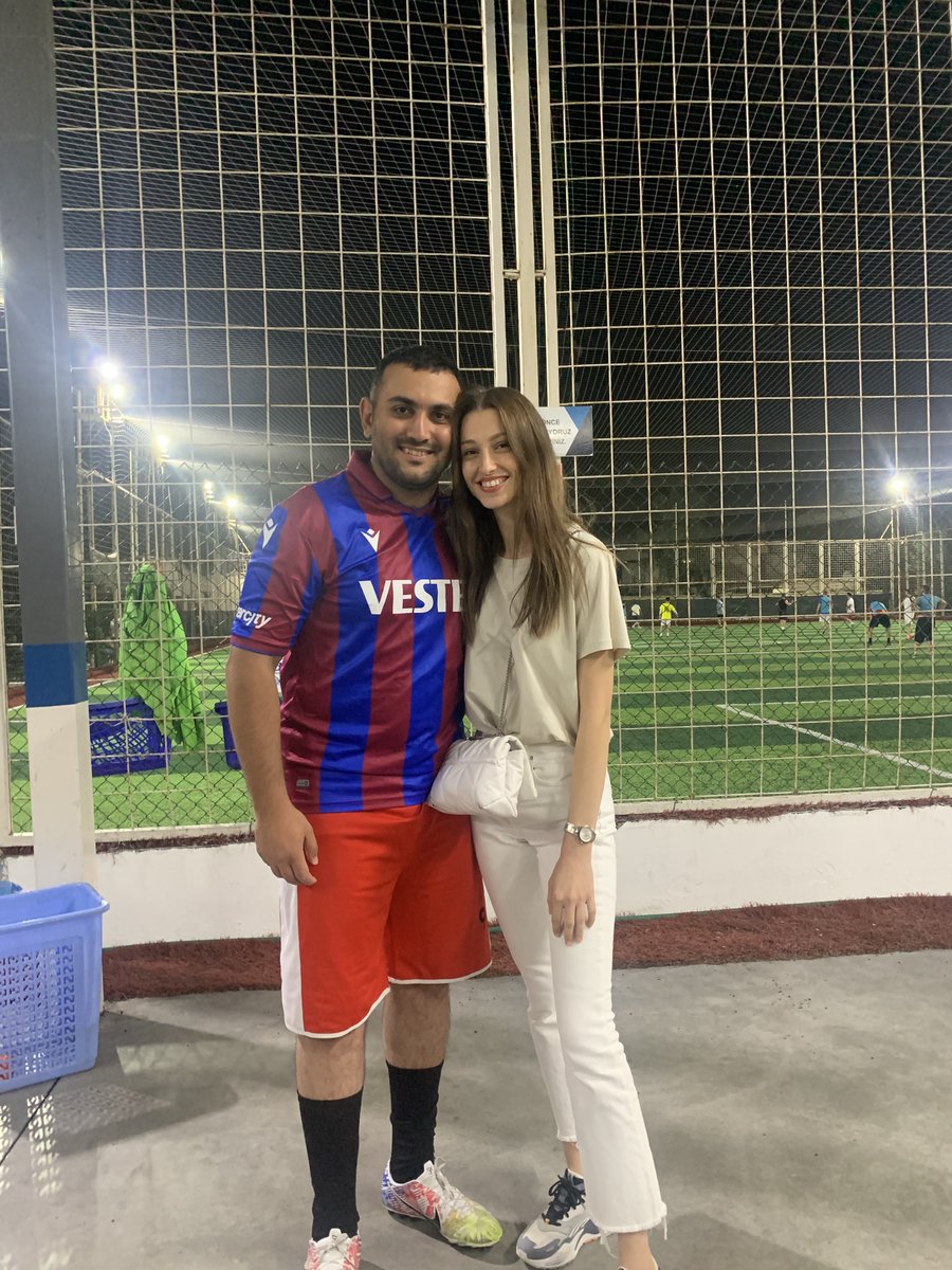 BerhanOzen's tweet photo. Gelenek kaldığı yerden devam ediiyoorr 🕺🏽🎊🕺🏽 Her anımda yanımda olan, varlığıyla bana güç ve inanç veren kadın nice beraber senelerimiz olsun @damlaozenc_ Herkese mutlu, sağlıklı yıllaarr🎊🎊 #2024NewYear https://t.co/OuGEACBKAz