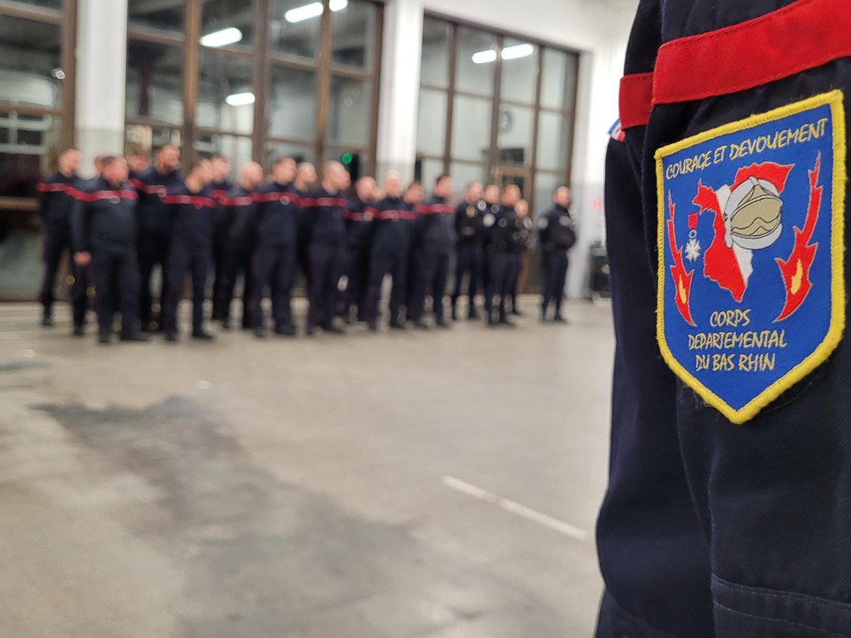 sdis67's tweet photo. [#NouvelAn] Ce soir, Josiane Chevalier, @Prefet67, @F_Bierry, #PCASIS et le contr. général R. Cellier, #DDSIS, étaient au centre d’incendie et de secours #Strasbourg Ouest afin de saluer et de soutenir les #Pompiers67 mobilisés ce soir.
#Réveillon #SecoursUrgence https://t.co/6qbu7MSnWO