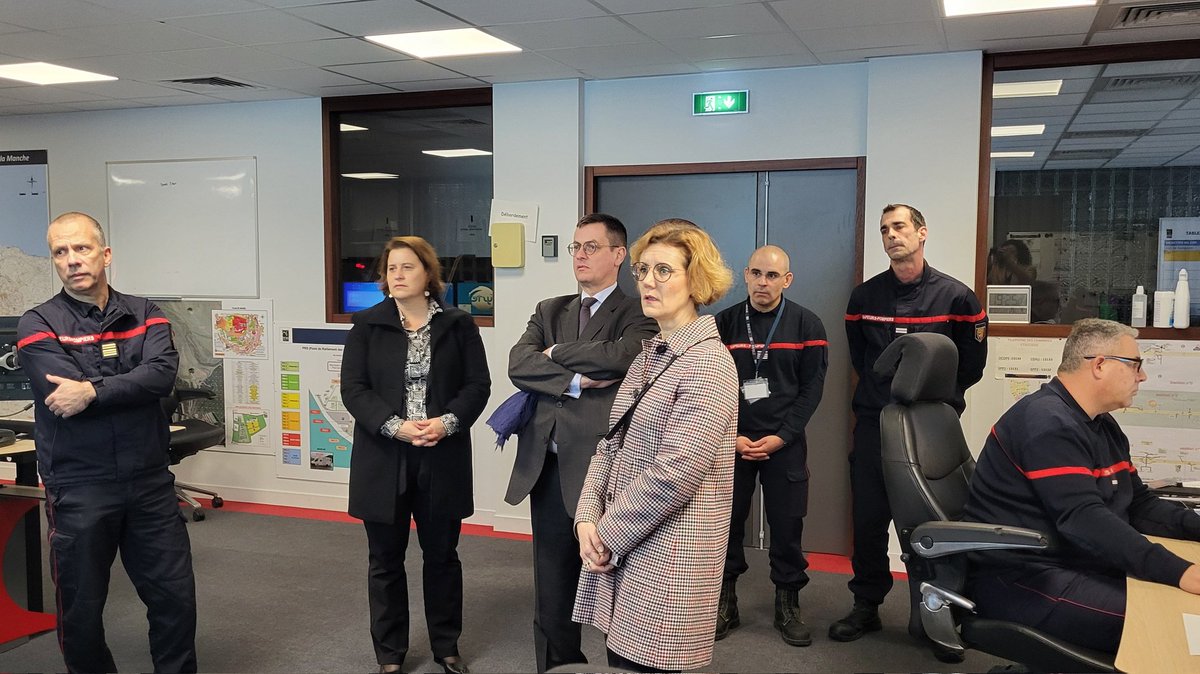 Prefecture50's tweet photo. 👨🚒👮♀️ Sapeurs-pompiers, professionnels de santé, régulateurs du SAMU, travailleurs sociaux, policiers, gendarmes, tous sont mobilisés en cette soirée de réveillon du #31décembre pour assurer la sécurité et le secours de chacun. 👨⚕️ https://t.co/4X41t0YHkp