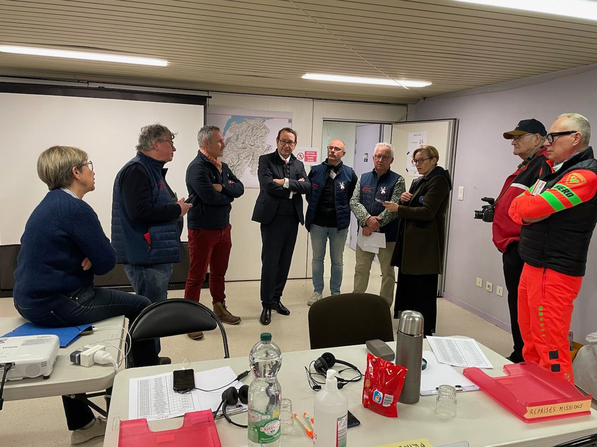 Prefet74's tweet photo. Yves Le Breton, @Prefet74 a échangé, à l'occasion de cette nuit du 31 décembre avec les bénévoles de l'association #NezRouges qui raccompagnent les conducteurs qui ont fait appel à eux pour que l'année commence au mieux! #SécuritéRoutière https://t.co/MWGyGgJdhQ