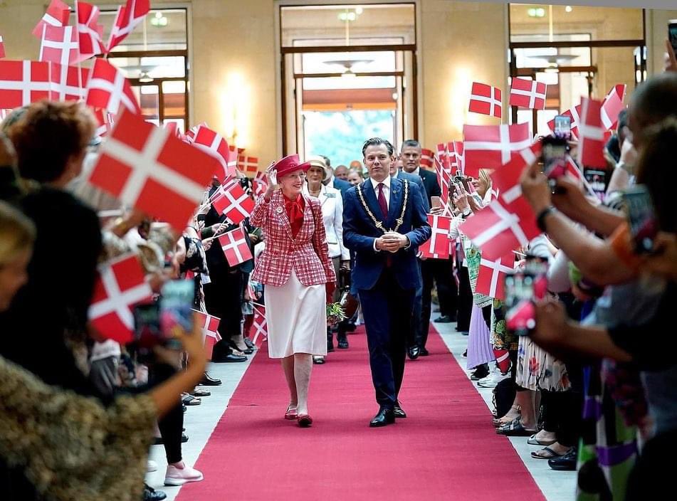Efter 52 år på tronen med en fantastisk indsats for Danmark er det Dronningen velundt med et velfortjent otium. HMD samlede og fornyede DK

Der er så meget at sige - men mest af alt er der bare en ting at sige: TAK DERES MAJESTÆT 🇩🇰