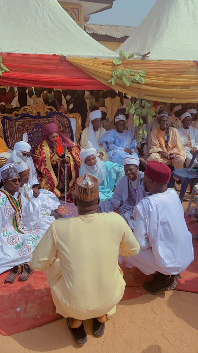 Earlier today at  Bida, we join hundreds of Hausa community in Nupe land to celebrate official turbaning ceremony of the new Sarkin Hausawan Kasar Nupe by the Etsu Nupe, Alhaji Yahaya Abubakar.
Alhaji Abdulrashid Muhammad Danjuma is a father to us, humble and generous.
