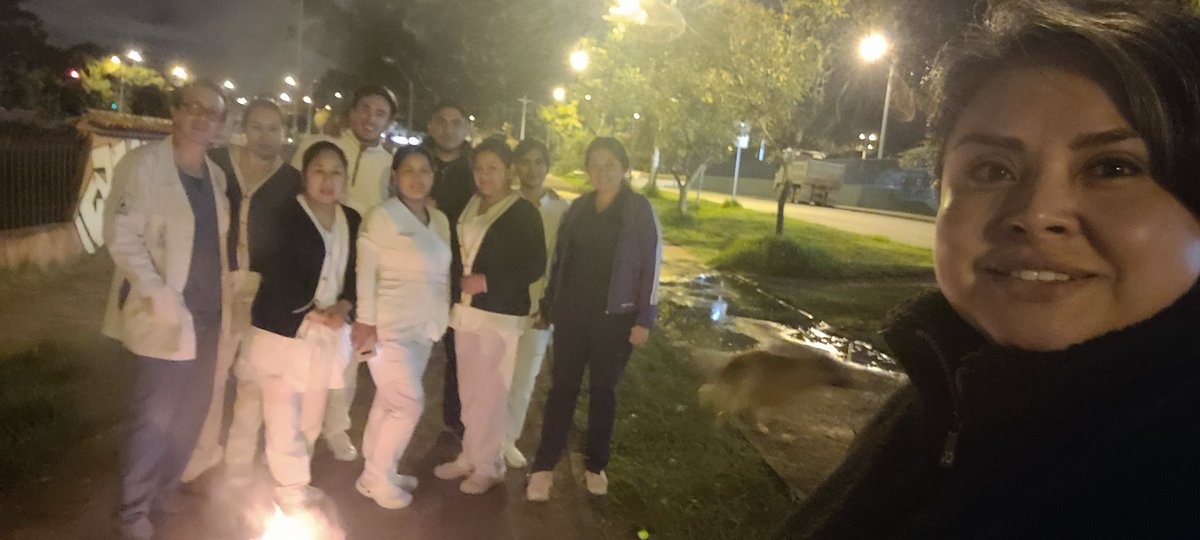 Noche del 30 último turno del año en el hospital, no pensamos que solo esos 10 minutos q demoramos en quemar el viejo, fue el único tiempo tranquilad de la noche... igual trabajo es trabajo... feliz año a todos los q hoy hacer guardia en un hospital