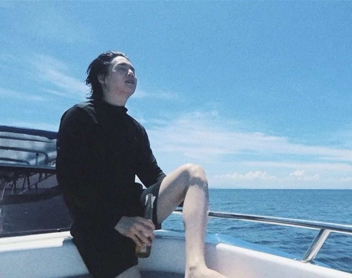 thinkersouis's tweet photo. besties in a boat. https://t.co/Cylex6qqLG