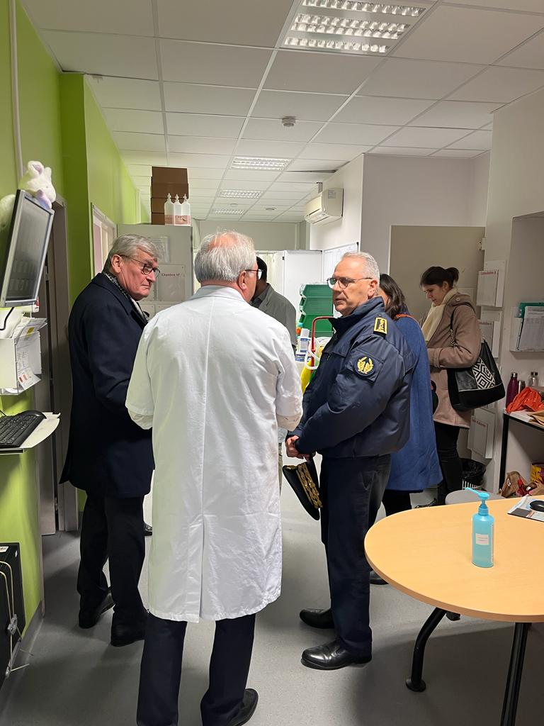 CARON Marie (@caronmarie8) on Twitter photo Ce soir <a href="/CecileJaglin/">Cécile JAGLIN-GRIMON</a> <a href="/Prefet49/">Préfet de Maine-et-Loire 🇫🇷🇪🇺</a> et <a href="/JM_Verchere/">Jean-Marc Verchère</a> saluent la mobilisation des #hospitaliers du <a href="/chu_angers/">CHU Angers</a> en se rendant auprès des équipes du Centre 15 et des #urgencespediatriques
<a href="/nicolas_riffet/">Nicolas Riffet-Vidal</a> Ce soir <a href="/CecileJaglin/">Cécile JAGLIN-GRIMON</a> <a href="/Prefet49/">Préfet de Maine-et-Loire 🇫🇷🇪🇺</a> et <a href="/JM_Verchere/">Jean-Marc Verchère</a> saluent la mobilisation des #hospitaliers du <a href="/chu_angers/">CHU Angers</a> en se rendant auprès des équipes du Centre 15 et des #urgencespediatriques
<a href="/nicolas_riffet/">Nicolas Riffet-Vidal</a>