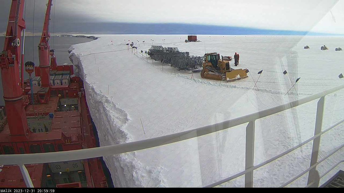 UK_Shipspotter's tweet photo. The “Malik Arctica” at Halley Station, Antarctica. These in the last hour 20:29 and 20:59hrs (31 December) from the ships webcam.
#malikarctica #royalarcticline #britishantarcticsurvey #atkabay #halleystation #portofharwich https://t.co/rZnzBu5H9G