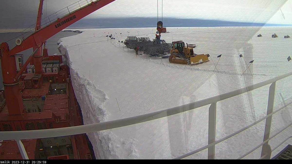 UK_Shipspotter's tweet photo. The “Malik Arctica” at Halley Station, Antarctica. These in the last hour 20:29 and 20:59hrs (31 December) from the ships webcam.
#malikarctica #royalarcticline #britishantarcticsurvey #atkabay #halleystation #portofharwich https://t.co/rZnzBu5H9G