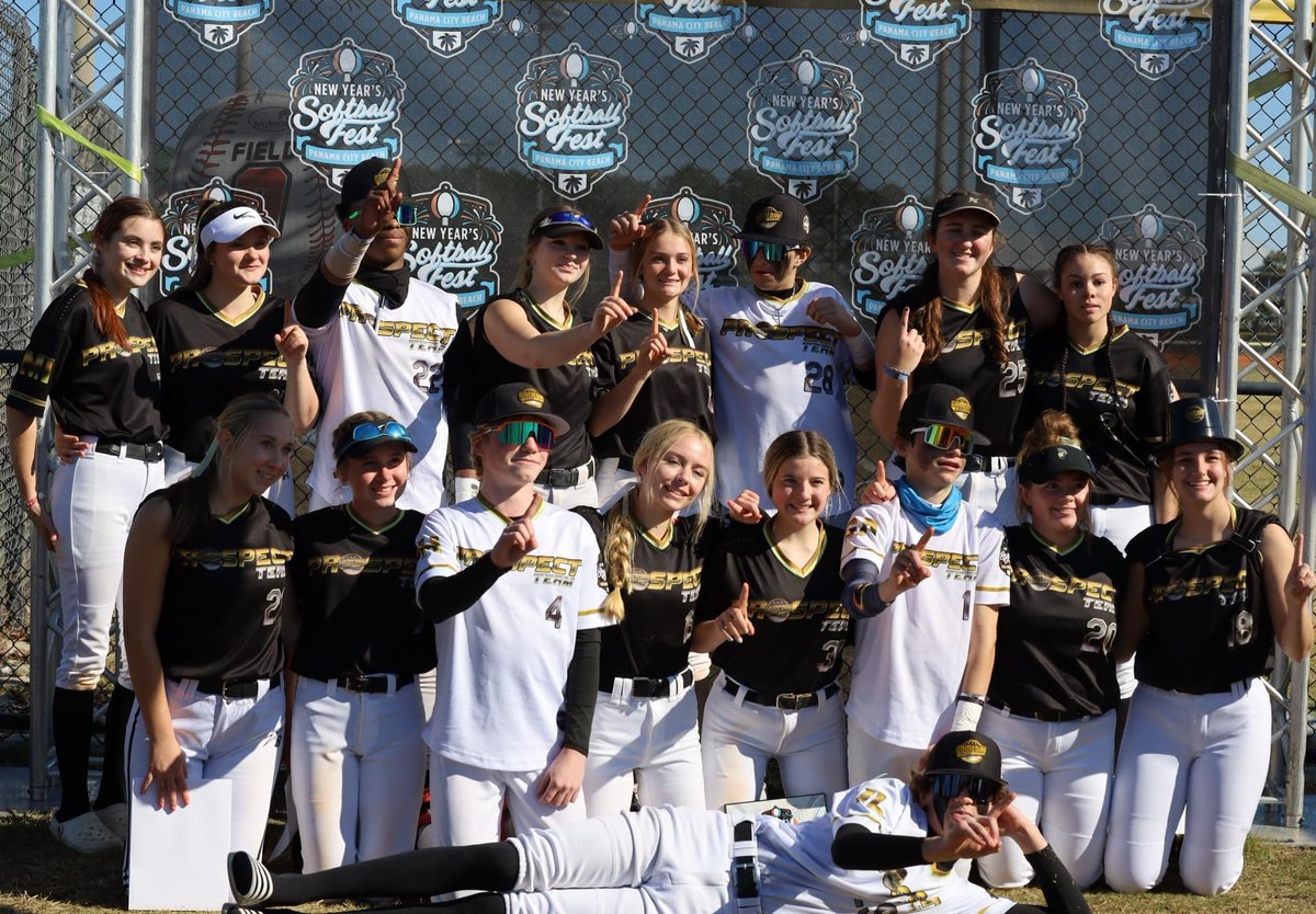 AnaliseFrancois's tweet photo. Happy New Year!  ❤️ The Game Day Prospects 

#GameDayUSA🥎 #GoldenTicket #PROSPECTTeam #BestOfTheBest #SoftballFest #HappyNewYear #gamedayusasb https://t.co/qvwvJQUgfJ