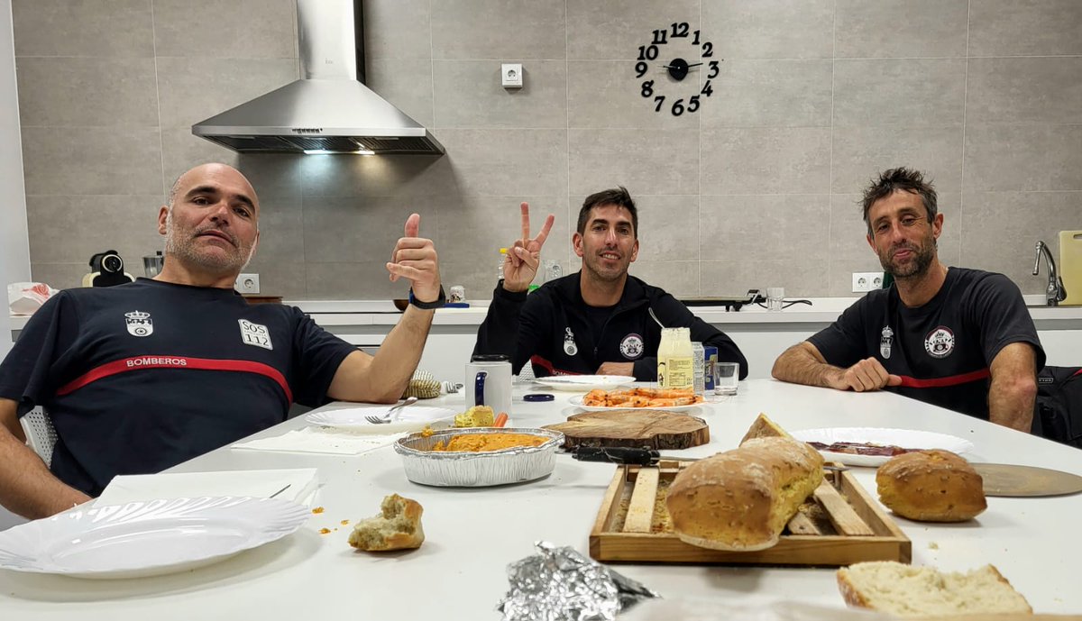 Os deseamos a todos una feliz #NocheVieja y lo mejor para 2024.

Sea el día que sea estamos operativos para ayudar, solo tienes que marcar 1-1-2.

Mandamos un abrazo a todas las personas que, como nosotros, trabajan en una fecha tan señalada.