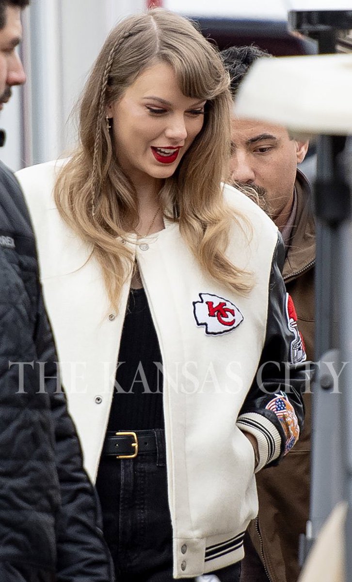 tswifterastour's tweet photo. 🚨| Taylor Swift stuns at the final Chiefs game of 2023! https://t.co/SsgAvlsgH8