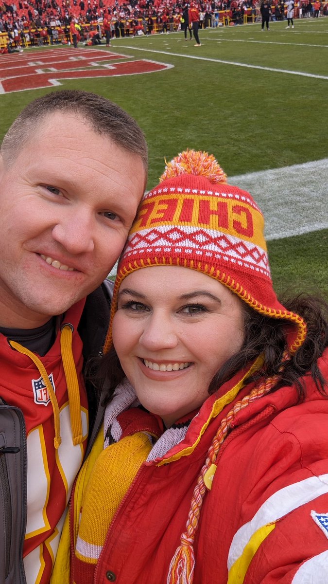 suesical87's tweet photo. GameDay!!! #ChiefsKingdom https://t.co/KUaRi6ZtFx