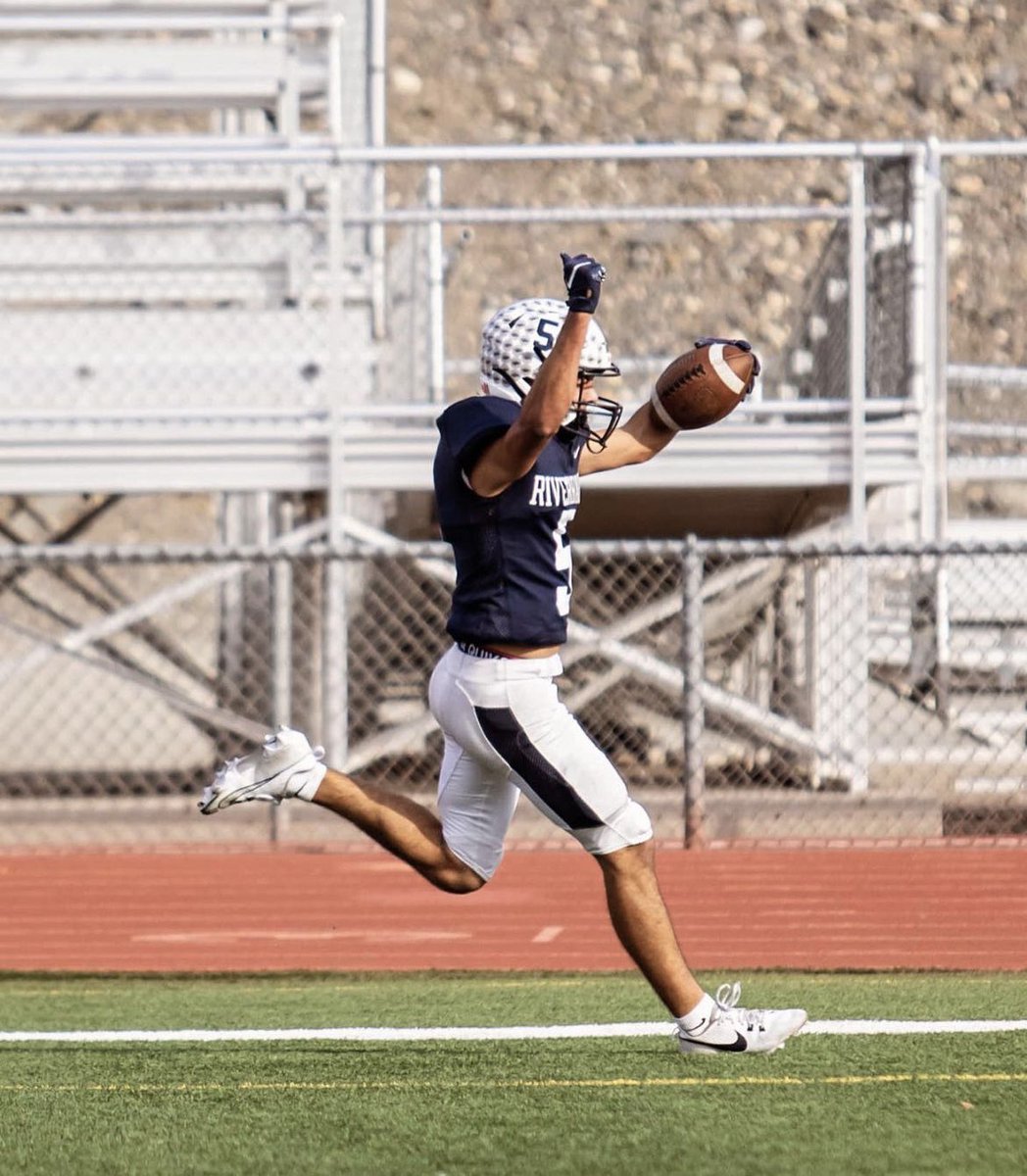 NickFarman55's tweet photo. @OaklandCotton @CoachKevinJone4 @lakescoachmills @WestbrookCoach @DVSP87 @risefootball_ @cameroncrooks14 @SkyviewStormFB @SkyviewAthletic @DePalo9 @AlexBrink10 @eforcefootball @eforcesport #8 Uncommitted CB is..
@blair_rylen 

Another dynamic athlete from Pasco who diced up his competition on both sides👀🔥

Undeniable athleticism, depth perception and twitch 👏 Love watching him compete in space and track down deep balls through the air 🦅

6’0 165✅💎 https://t.co/MSmcz7rcXX