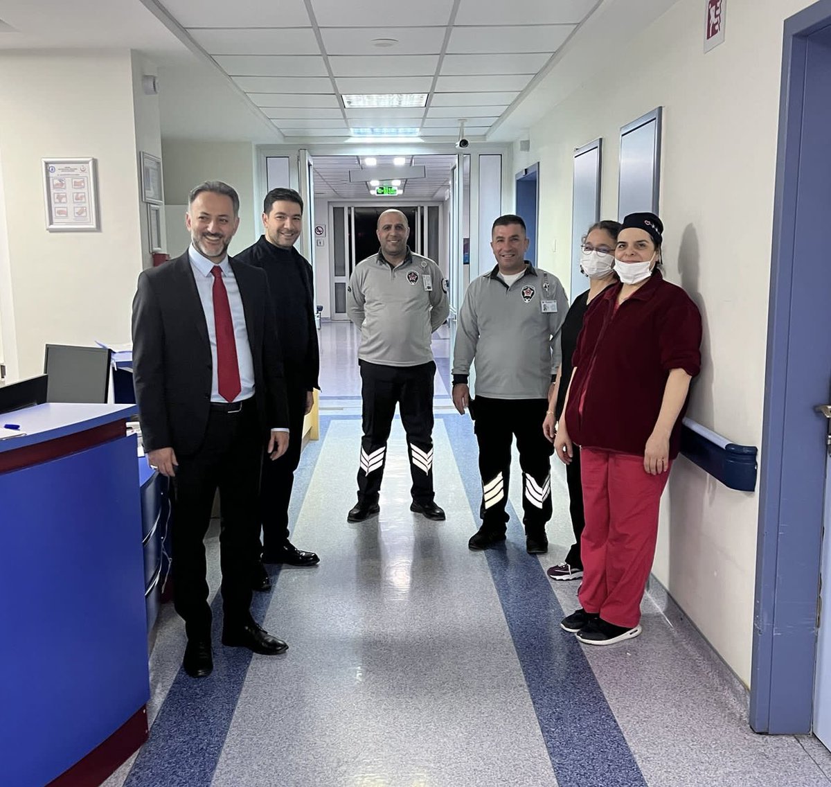 AzizAlperBiten's tweet photo. Bu gece görevinin başında olan sağlık ordumuzun  yeni yılını kutlar, sağlık ve mutluluklarla hatırlanan bir yıl geçirmelerini temenni ederim. 

📍Hastanemizdeki nöbetçi hekim ve personelimizi ziyaret ettik. 

����Yeni yıla hastanemizde yatarak giren hastalarımıza şifalar, sağlıklı yıllar diledik. 

#yeniyilinizkutluolsun 
@saglikbakanligi