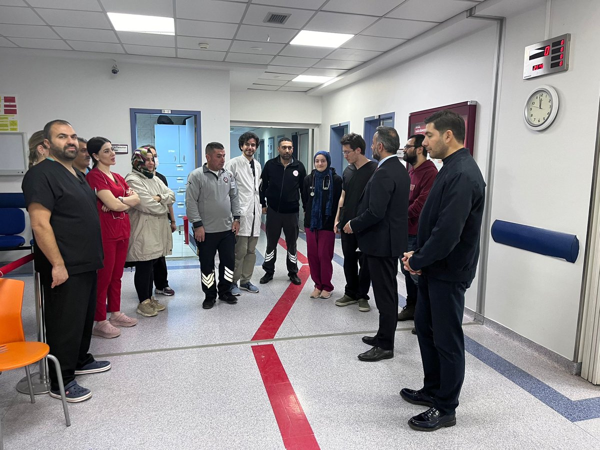 AzizAlperBiten's tweet photo. Bu gece görevinin başında olan sağlık ordumuzun  yeni yılını kutlar, sağlık ve mutluluklarla hatırlanan bir yıl geçirmelerini temenni ederim. 

📍Hastanemizdeki nöbetçi hekim ve personelimizi ziyaret ettik. 

����Yeni yıla hastanemizde yatarak giren hastalarımıza şifalar, sağlıklı yıllar diledik. 

#yeniyilinizkutluolsun 
@saglikbakanligi