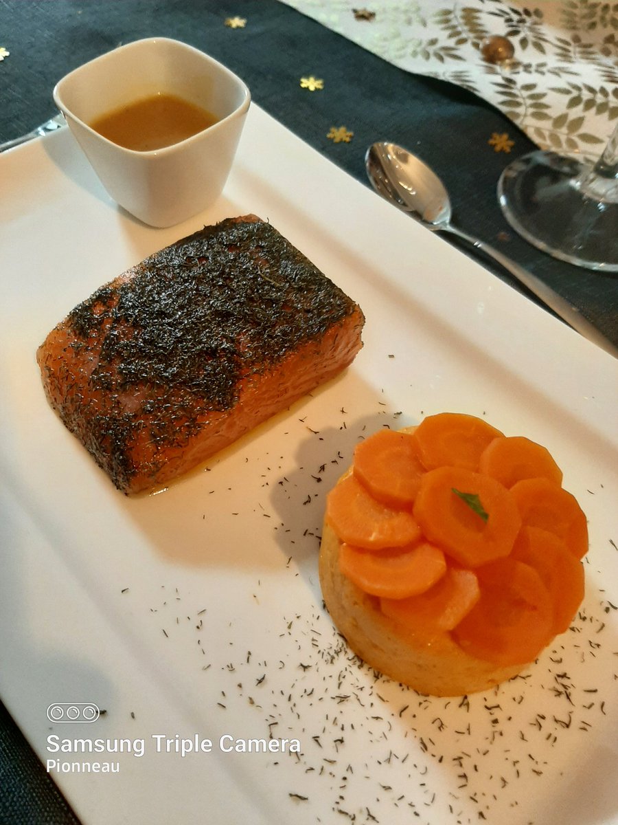 PionneauCyril's tweet photo. En plat principal j'ai j'ai un saumon mariné et flan de carottes, vinaigrette à l'orange. Une recette du chef Guillaume Gomez pris dans mon #ferrandi. https://t.co/ht4w17LP50