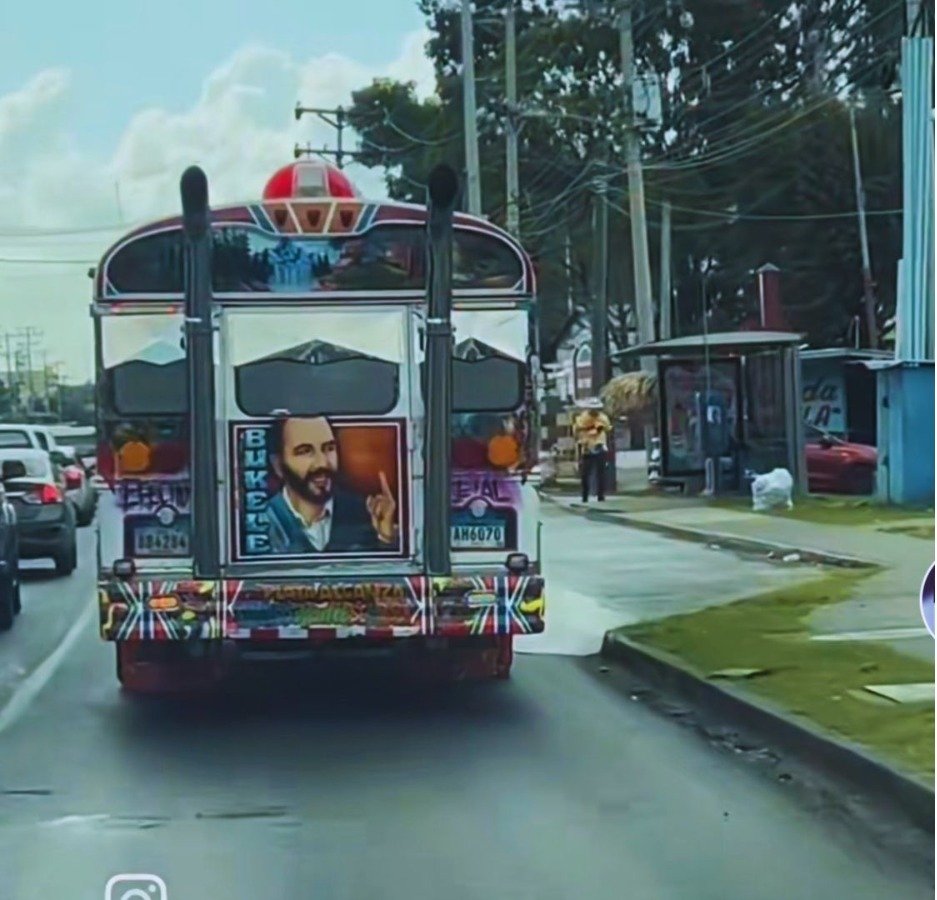 ultimahsv's tweet photo. #Internacionales | Captan bus en Panamá con la imagen del Presidente de El Salvador, @nayibbukele, su respeto y admiración ha trascendido las fronteras. https://t.co/zCB0CiupRC