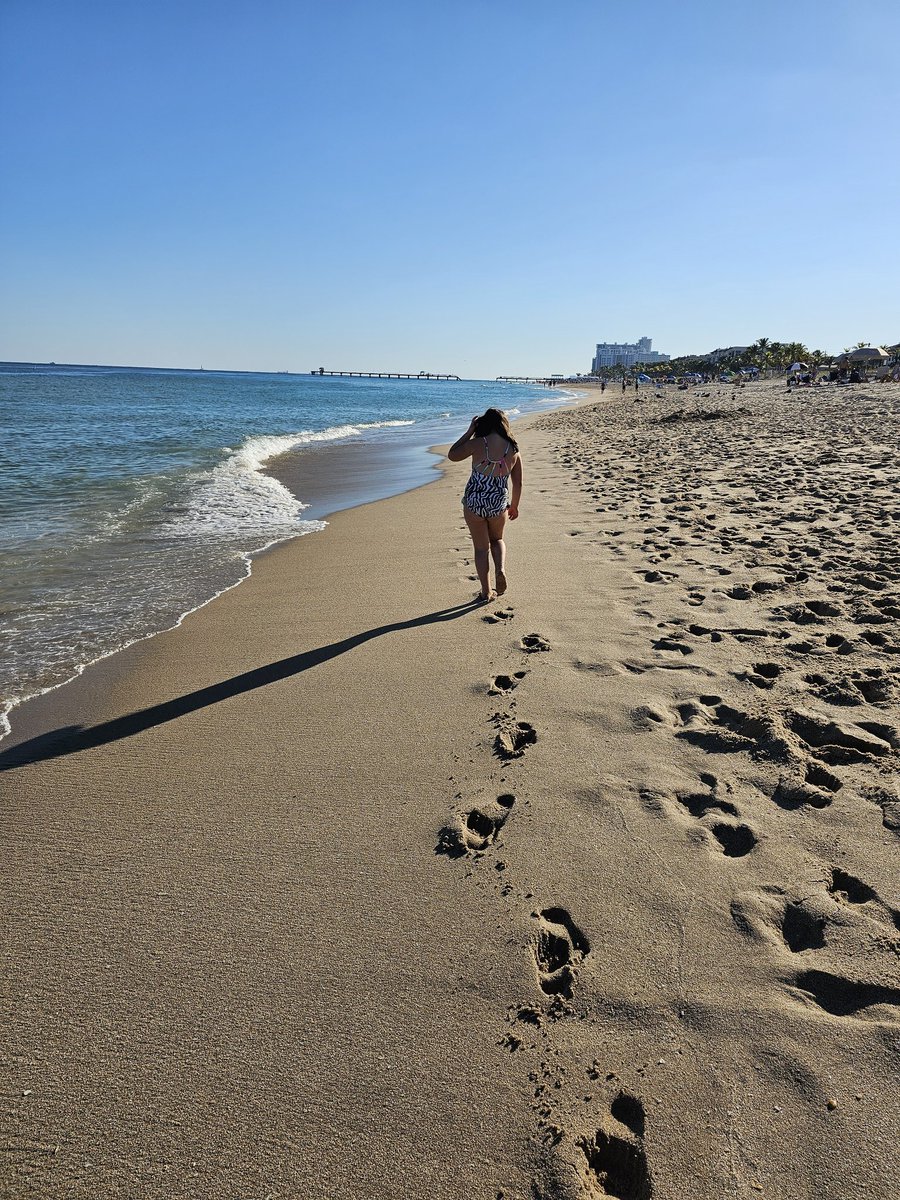 PrincessMacaraG's tweet photo. Making footprints in sand with Papa and @PrincessMacaraG https://t.co/vooa2jJ4W2