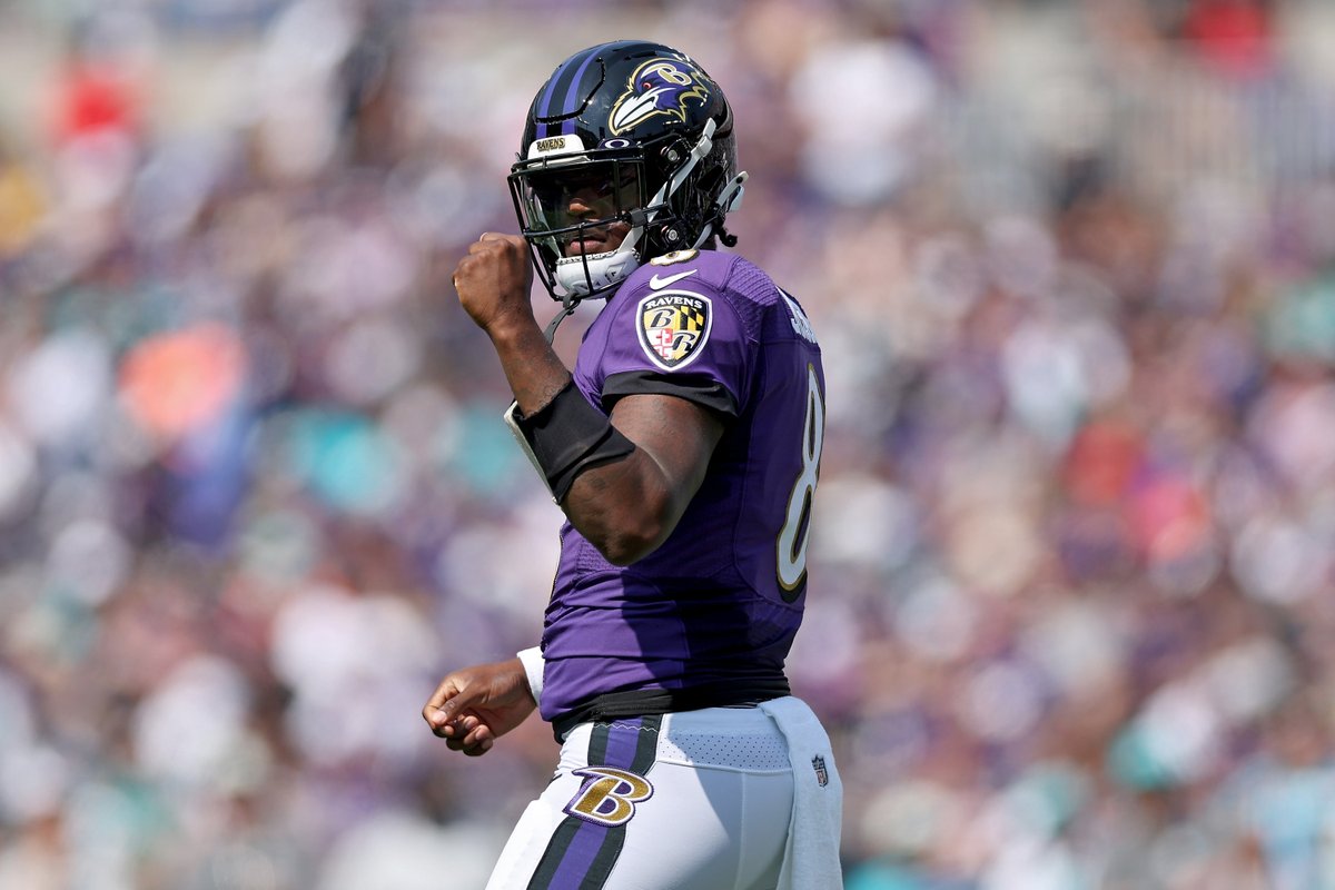 NFLonCBS's tweet image. Most games with a perfect passer rating in NFL history
(min. 15 attempts)

Lamar Jackson           3
Tom Brady                    3
Peyton Manning         3
Kurt Warner                  3
Big Ben                           3