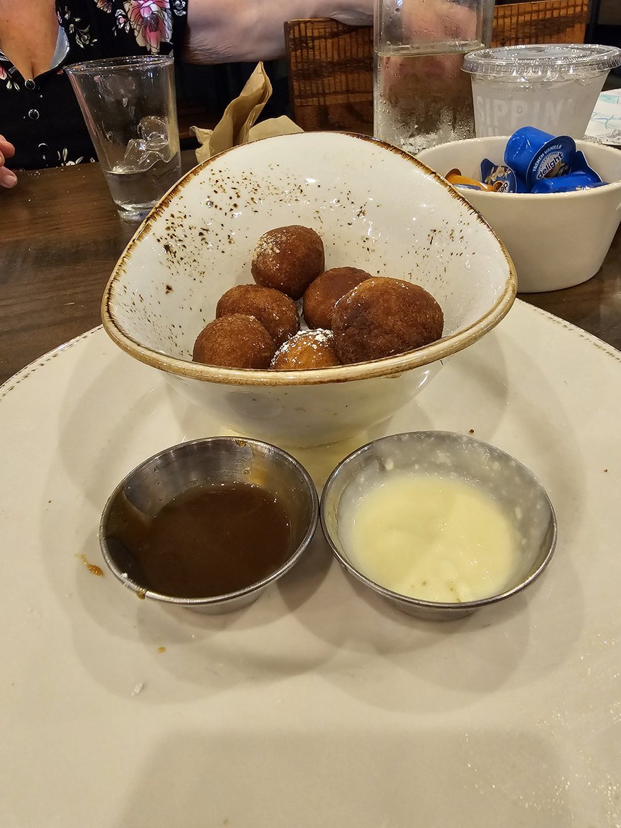 PrincessMacaraG's tweet photo. Had warm gingerbread donuts with Carmel or cream dips after eating a healthy breakfast. @PrincessMacaraG https://t.co/uH2pfOUVGp
