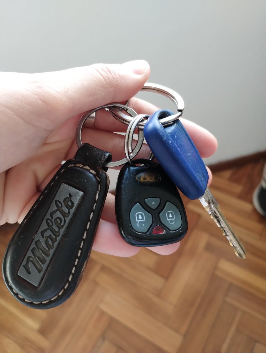 encontré estás llaves tiradas en calle Catamarca, entre Roca y España altura cortada Saguier (Rosario). Porfa retwit, tal vez llegamos al dueño y le concedemos un regalo de año nuevo <a href="/Rosariociudadok/">RosarioLaCiudad</a> <a href="/PreciosRosario2/">PreciosRosario</a>