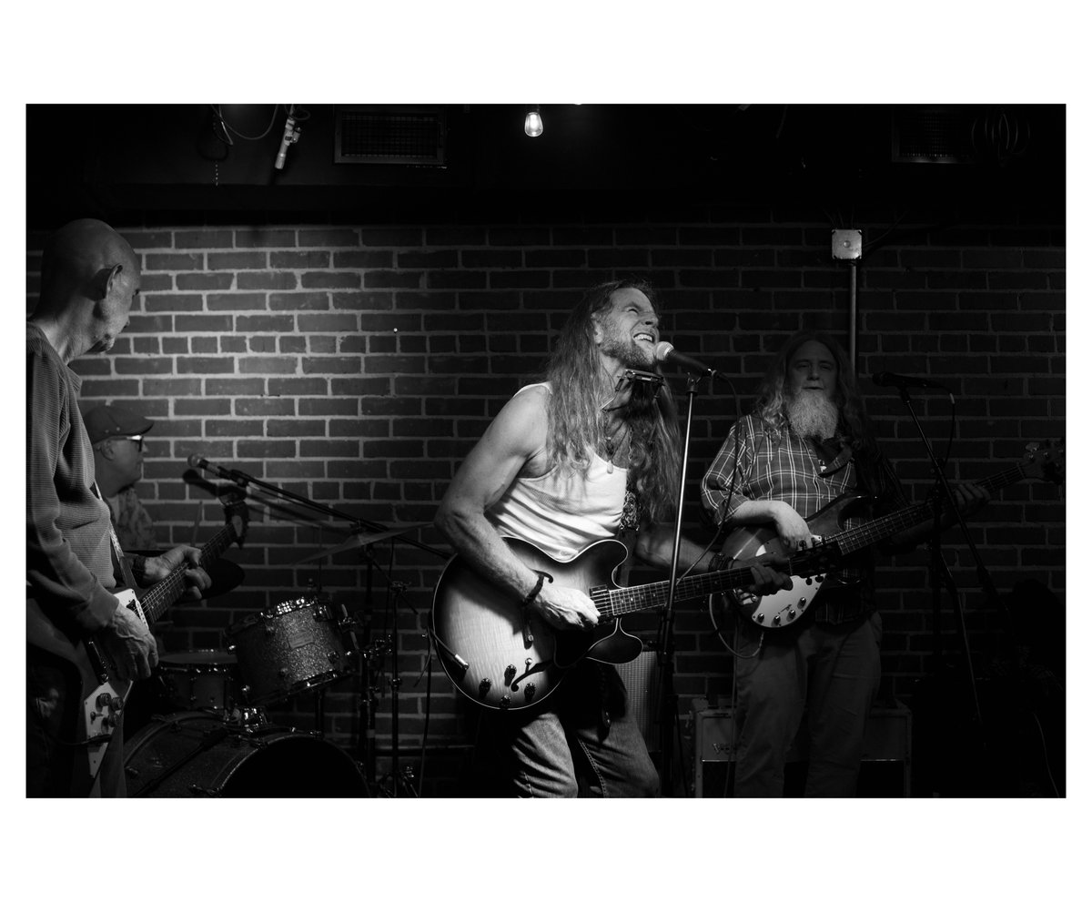 Chad_Edwardz's tweet photo. It was a helluva cozy and intimate New Years Eve Eve party with @graysoncapps and the band at @320fifth and the sound was just right! 
12.30.31
Laurel, MS 

#nikon #graysoncapps #320fifthstreet #laurelms #ilvieinlaurel https://t.co/XH4oby506f