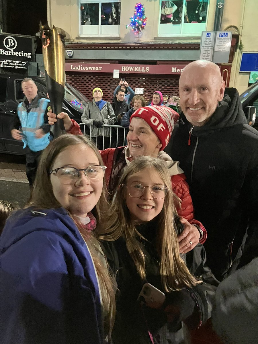 shellmorgan10's tweet photo. NYE at the @NosGalanRaces and got to meet @gareththomas14 https://t.co/BsFW6EldUl