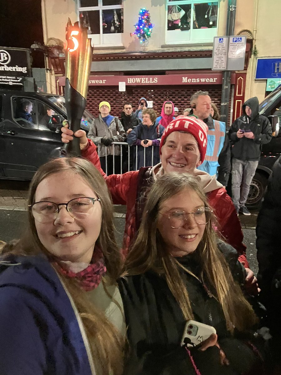 shellmorgan10's tweet photo. NYE at the @NosGalanRaces and got to meet @gareththomas14 https://t.co/BsFW6EldUl