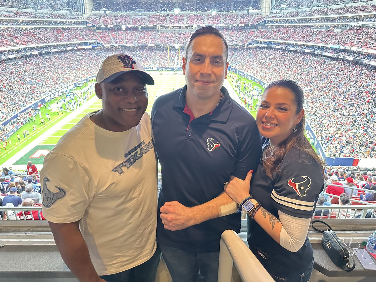 💙I want to thank @HoustonTexans for honoring HPD Sgt. Mauricio Valle & his family at today’s game. Sgt Valle was shot on Dec. 2 & has been working very hard on his recovery. I told him he’s been missed and we can’t wait to have him back at HPD! Happy New Year to everyone!