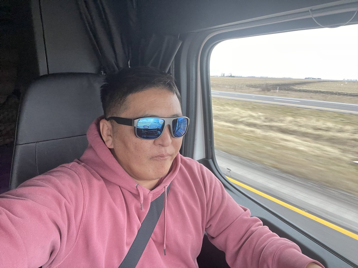 Удахгүй 2023 оноо үдэх нь. Ёстой тэсвэр тэвчээр, уйлах дуулах, аргаа барах, хичээнгүй дуугай нямбай чамбай хөдөлмөрлөх гээд бүхий л зүйлийг минь шалгасан жил байлаа. 2024 он минь сайн сайхан бүхэнтэй учирсан аз дагуулсан жил байх болтугай. Хамгийн сайхан зам гэртээ харих зам шүү.