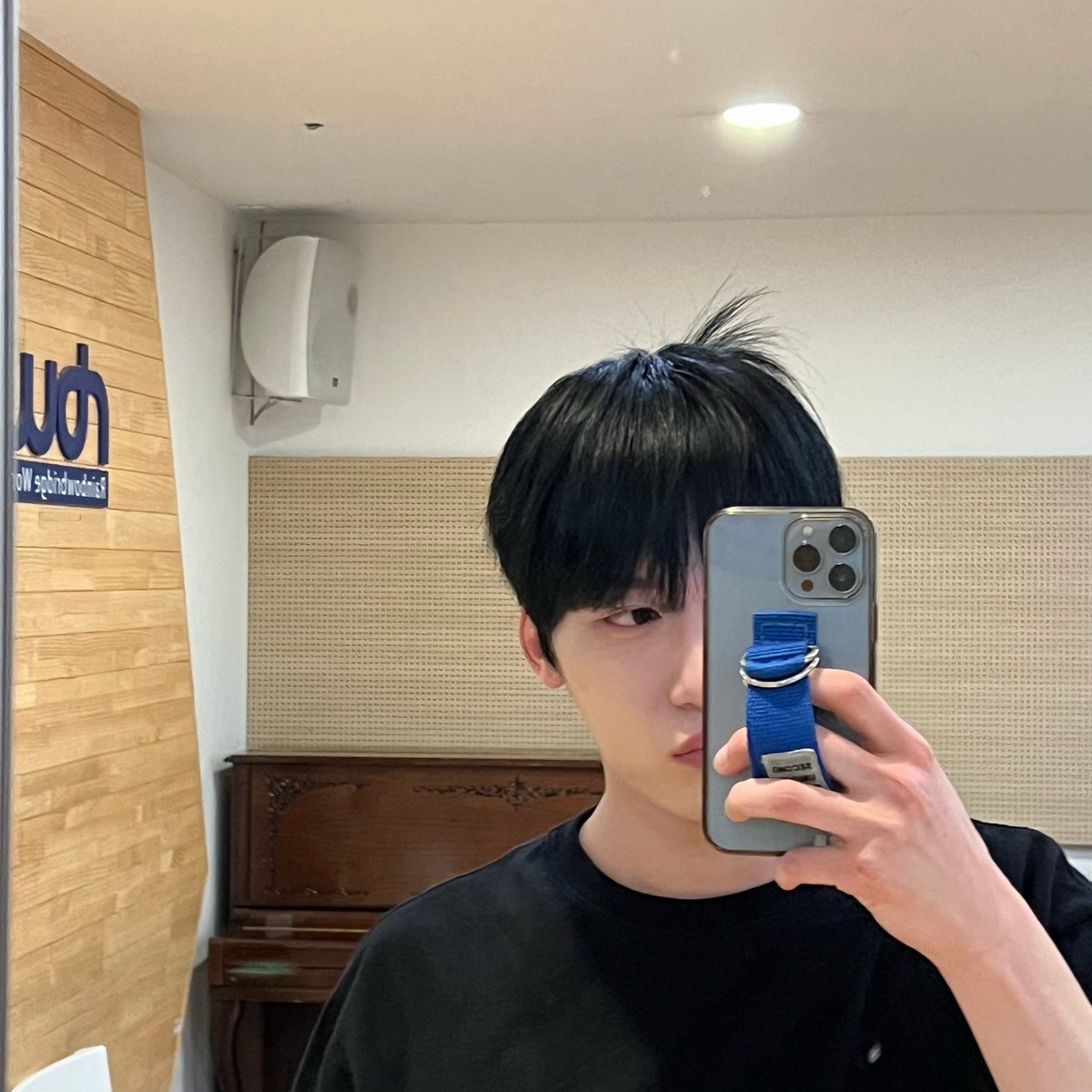 lkhmsg's tweet photo. [231230] 🐰💬 0:23 kst 

ta-da
짜자잔

🐰📸 (photo)

black bean is back...
깜장콩 is back...

0:24 kst
originally, i was going to do it for the fan concert
원래 팬콘 때 짜자잔 하려고 했는데

because it's in oneus' month
이 달의 원어스랑

for to moon, wait until the concert https://t.co/z7IfkbeHEy
