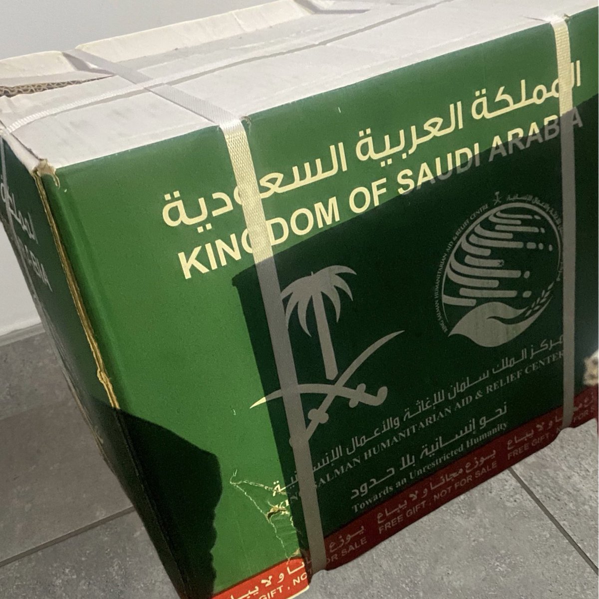 MyPalestine0's tweet photo. معظم اهل #غزة النازحين يشكرون في جودة المنتجات والمساعدات السعودية 🇸🇦 

يسمونه الصندوق الذهبي. https://t.co/d6FMkvNrau