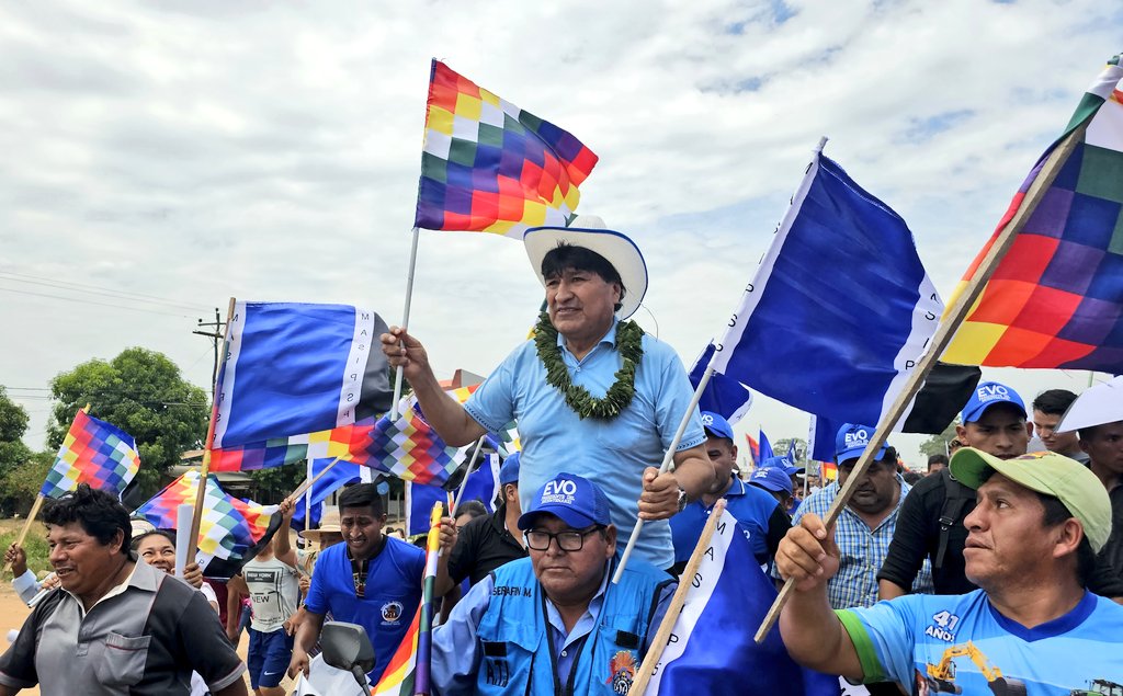 A mi querido pueblo boliviano, hermanas y hermanos militantes del MAS-IPSP, a mis familiares, compañeros, hermanos presidentes, expresidentes y líderes de países amigos, mi deseo de que el 2024 sea un año de luchas y victorias; de éxitos en el trabajo y con unión y prosperidad…