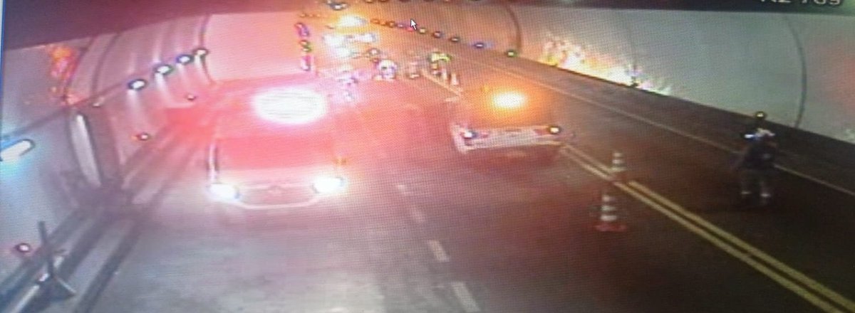 CoviandinaSAS's tweet photo. (4:43 pm) *Atención* Se registra cierre total por siniestro vial al interior del túnel Boquerón. Vehículo categoria 1 al parecer sin frenos, choca contra la pared del túnel . Autoridades y personal al frente de la situación. Siga las recomendaciones. #713 https://t.co/a25VppFeOF