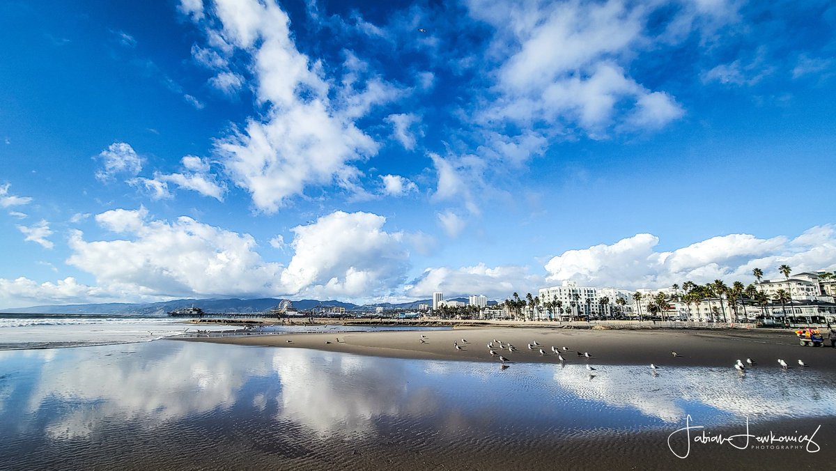 smcloseup's tweet photo. Santa Monica Beach welcomes New Year's Eve with tranquil shores and a sky full of promise. The city pauses at the water's edge, ready to embrace new beginnings. #SantaMonica #NewYearsEve2023 #BeachReflections
๐ท @FabianLewkowicz https://t.co/YtChFF2SbQ